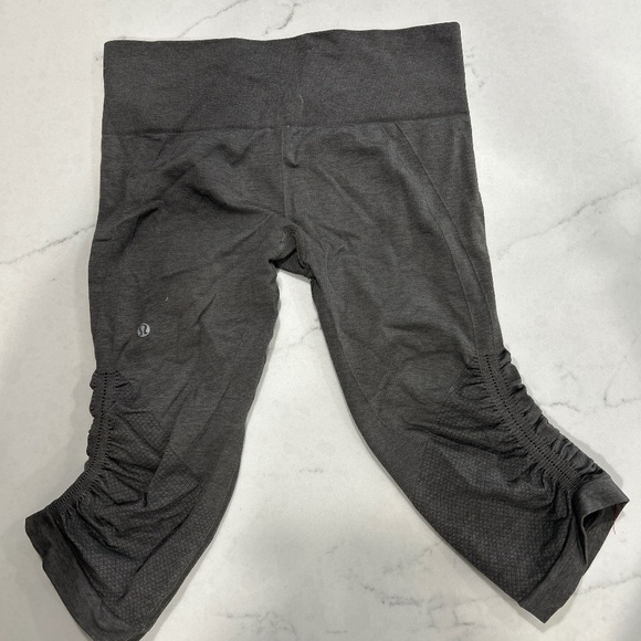 Lululemon GRAY size 6 In the Flow crop capri legging with ruched leg detail - Picture 1 of 3